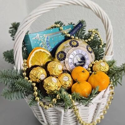Новогодняя корзинка в Buketonline - Съедобные букеты и клубника в шоколаде по цене 4389 ₽