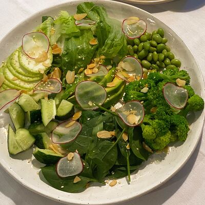 Большой зелёный салат «Разные зерна» с имбирно-лаймовым соусом в Разные Зерна по цене 480 ₽