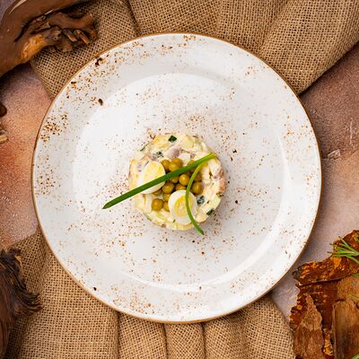 Салат Оливье с говядиной в Усадьба Банная по цене 520 ₽