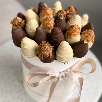 Клубничный букет в шоколаде в коробке Никки в Клубника по цене 5990 ₽