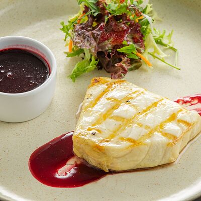 Стейк из осетра с соусом вишневый квас в Русская рыбалка по цене 2790 ₽