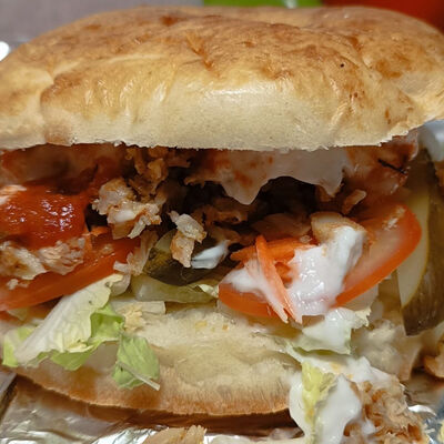 Шаурма в тандырной лепешке в Doner & Grill Шашлык шаурма по цене 320 ₽