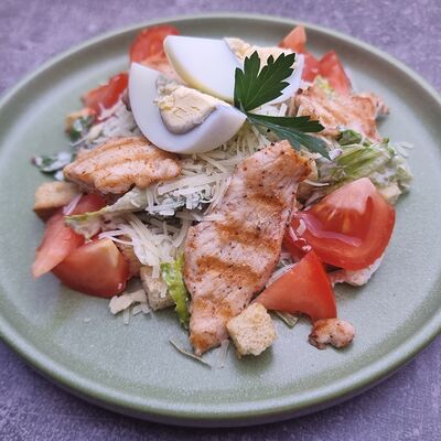 Салат Цезарь с курицей в Мемфис кафе по цене 430 ₽