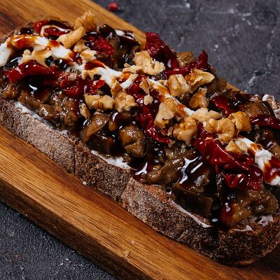 Печеный баклажан со страчателлой и грецким орехом в Пламя по цене 790 ₽