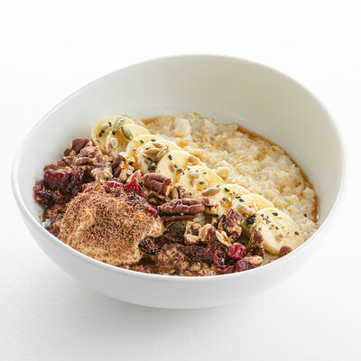 Овсяная каша с бананом, пеканом и клюквой в Nothing Fancy по цене 800 ₽