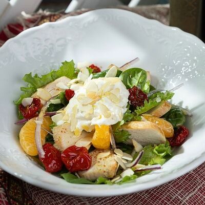 Салат с куриным филе в Два деда по цене 670 ₽