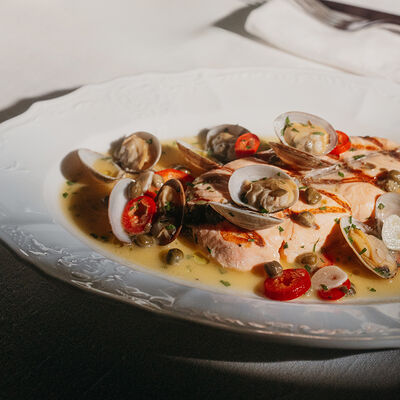 Лосось на гриле с соте из вонголе в белом вине в Salone pasta & bar по цене 2390 ₽