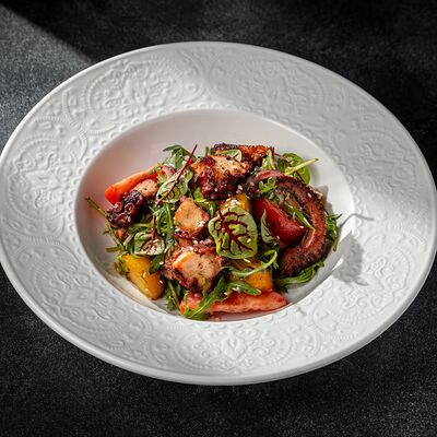 Салат с осьминогом и маковой заправкой в Everest continental по цене 1500 ₽