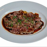 Татаки из говяжьей вырезки с соусом Кимчи в Матадор гриль