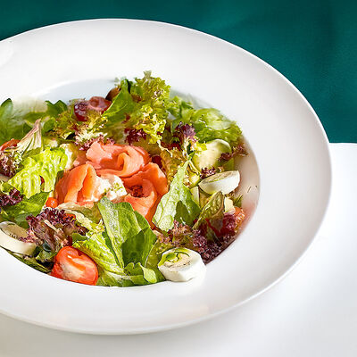 Салат с лососем и страчателлой в Вартазия по цене 1280 ₽