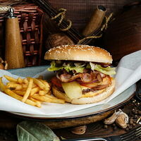 Бургер дон бекон и картофель фри в Big Chefs