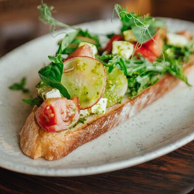 Брускетта с сербской брынзой и томатами в соусе песто в НА ЛУНЕ по цене 490 ₽