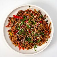 Соба гречневая с говядиной и овощами в У Шефа