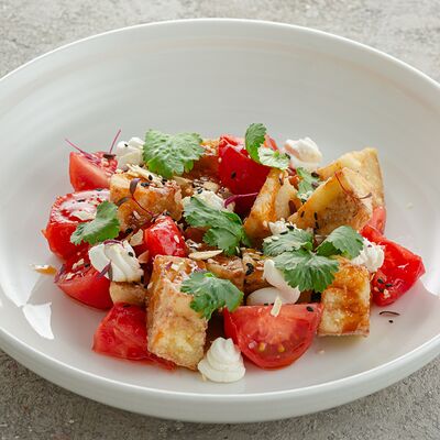 Салат со спелыми томатами, хрустящими баклажанами и сливочным сыром в Welcome по цене 660 ₽