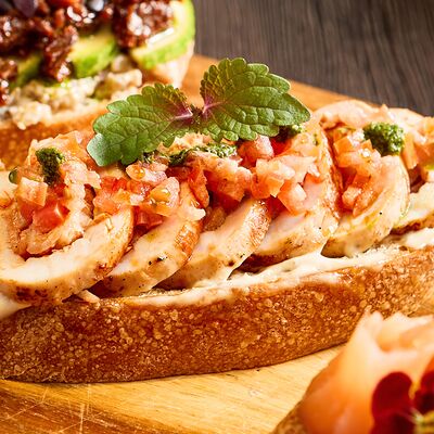 Брускетта с курицей в Честертон по цене 430 ₽