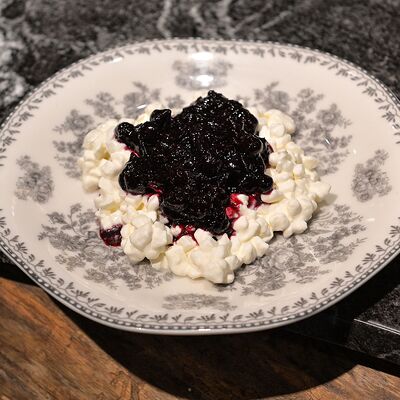 Творог со смородиной и греческим йогуртом в Premium bakery Andre по цене 450 ₽