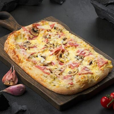 Римская пицца Ветчинэ в Crazy Brothers по цене 600 ₽