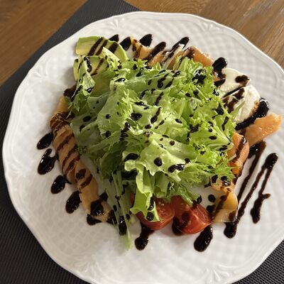 Салат с семгой и авокадо в Хинкальная по цене 740 ₽