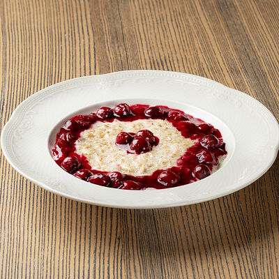 Овсяная каша с вишней на молоке в Онегин дача по цене 560 ₽