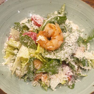 Цезарь с креветками в ISOLA по цене 650 ₽