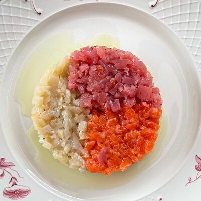 Тартар из лосося, гребешка и тунца с гуакамоле в L'angolo Italiano по цене 46 р.