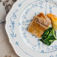 Карамелизированная треска со шпинатом и сливочным соусом в Grace Bistro