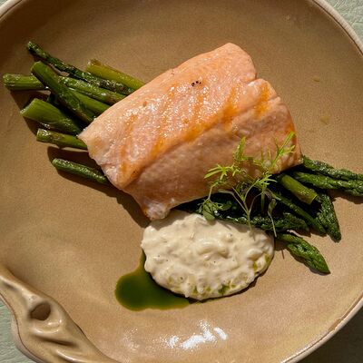 Иркутская форель на спарже с соусом Белое вино в Ресторан Европа по цене 1100 ₽