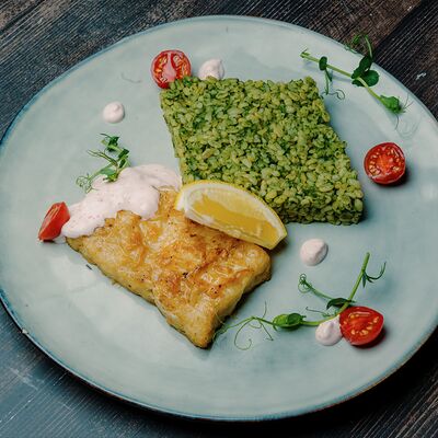 Стейк из трески с булгуром и шпинатом в Вкус кафе по цене 709 ₽