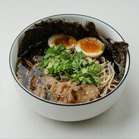 Рамен с куриным бедромв Noisy Bar & Kitchen