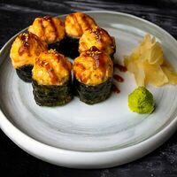 Запеченный ролл с лососем и острым огурцом в Medusa by Novikov