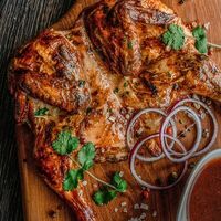 Цыпленок Тапака (корнишон) с соусом ткемали в Чо? Капчо!