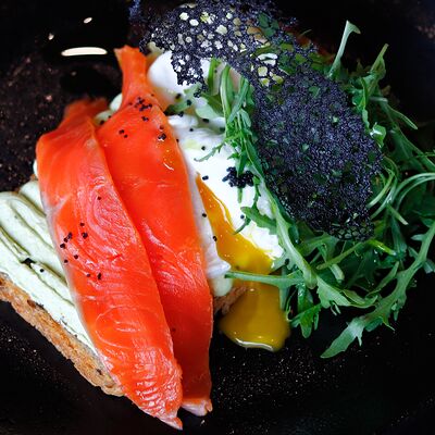 Тост с лососем, кремом из авокадо, руколой и 2 яйцами пашот в Bun по цене 630 ₽