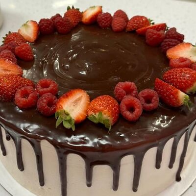 Торт клубника-бананв Mosdesserts по цене 7500 ₽