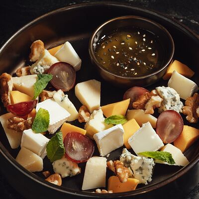 Сырное плато в Look lounge по цене 870 ₽