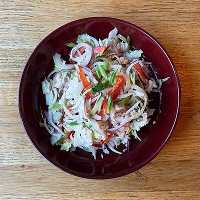 Листья салата с куриным филе и имбирной заправкой в Sofa&par по цене 330 ₽