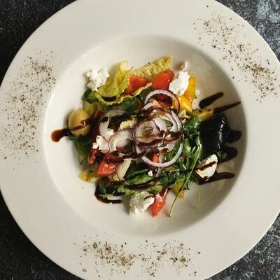 Греческий овощной салат в Вирид ярд по цене 588 ₽