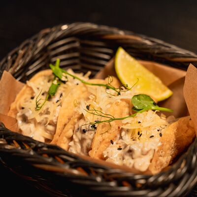 Тако с курицей в Harats pub по цене 630 ₽