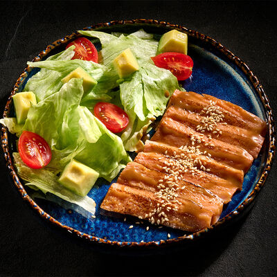 Салат с опалённым лососем в Рыбка по цене 785 ₽