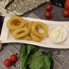 Кольца кальмара с белым чесночным соусом в Alberto FOOD по цене 400