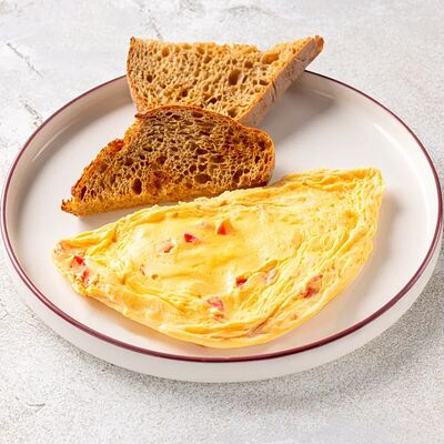Омлет с сыром и томатами в Шоколадница по цене 395 ₽
