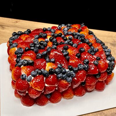 Торт клубничный в Nu Natali Cakes по цене 7500 ₽