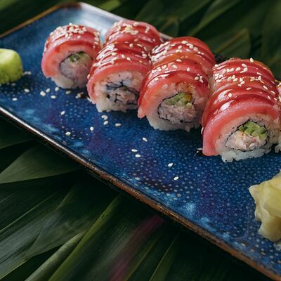 Ролл с тунцом и крабом в Sushi lovers по цене 1150 ₽