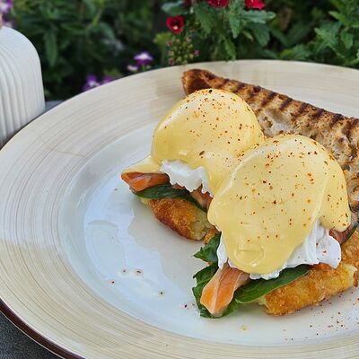 Драники бенедикт с ремесленным хлебом в Time to Coffee по цене 950 ₽