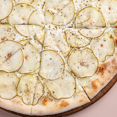 Пицца с грушей и сыром Горгонзолой в Avgust13 по цене 1520 ₽