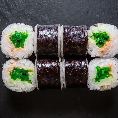 Мини-ролл с чукой в Sushiwok по цене 1040 ₸