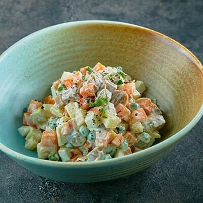 Оливье с копченой форелью в Мангал&Грузия по цене 690 ₽