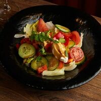 Салат овощной с молодым сыромв Juusu&Ramen