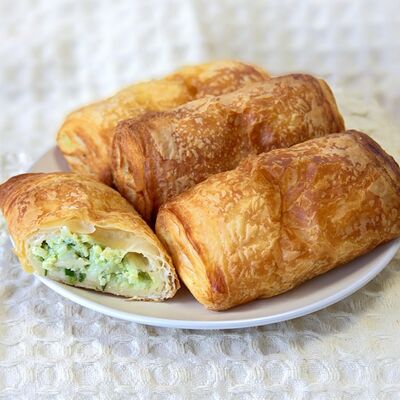 Слойка с зелёным луком, рисом и яйцом в Хлебница по цене 71 ₽