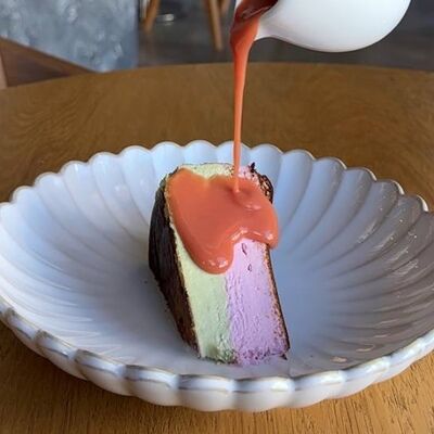 Чизкейк двойная матча с соусом гуава в KIZOKU по цене 590 ₽