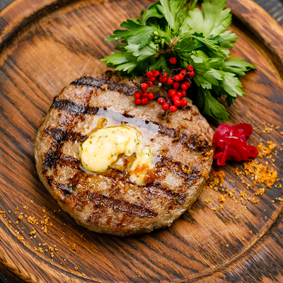 Бифштекс из баранины с кавказским сыром Яндекс в Снегири на Лагерном по цене 1250 ₽